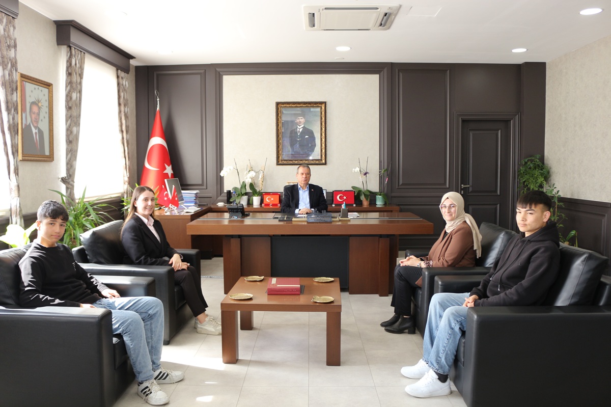 SATRANÇ TURNUVASINDA DERECEYE GİREN ÖĞRENCİLER KAYMAKAM MUSTAFA GÜRDAL`I ZİYARET ETTİLER